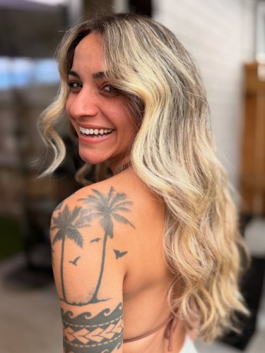 Carousel post from trindadehairstylist.