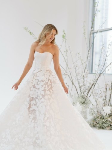 Carousel post from lelitebridal.