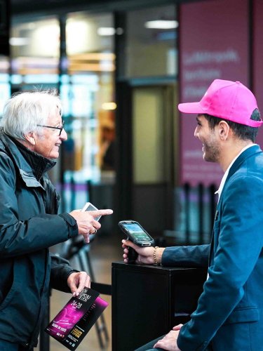 Carousel post from salonautolyon.