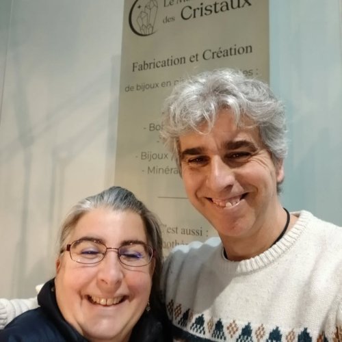 Carousel post from lemondemagiquedescristaux.