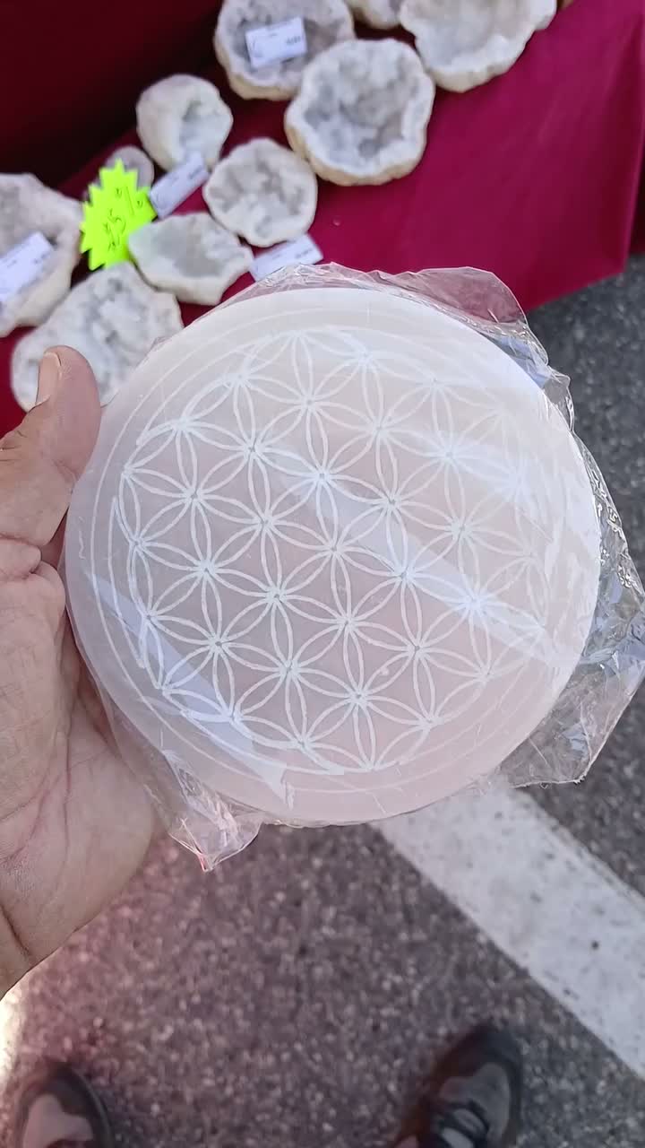 Video post from lemondemagiquedescristaux.