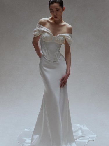 Carousel post from jolibride.