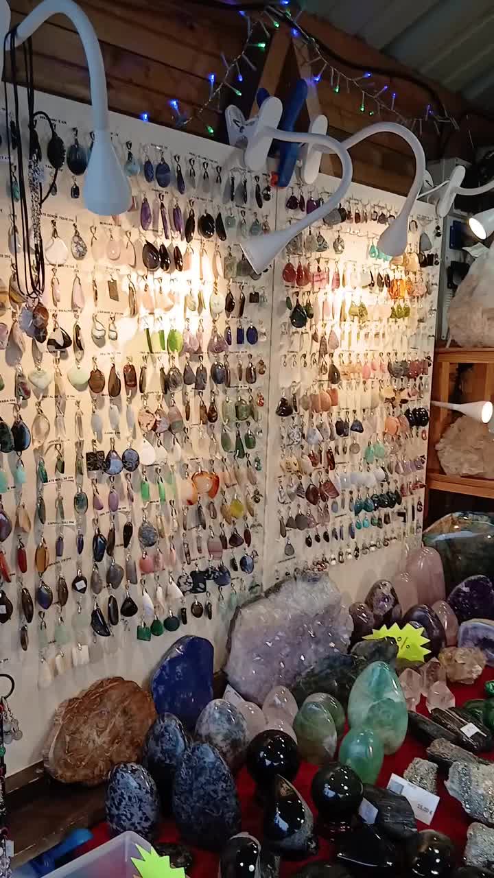 Video post from lemondemagiquedescristaux.