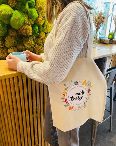 Carousel post from miditreizepontarlier.