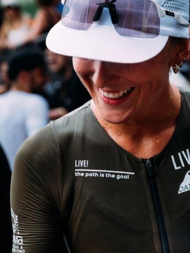 Carousel post from liveoficial.