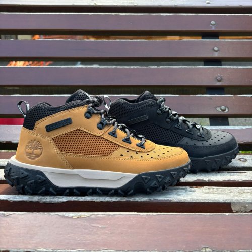 Carousel post from almareafootwear.