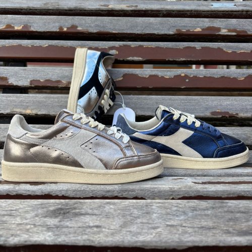 Carousel post from almareafootwear.