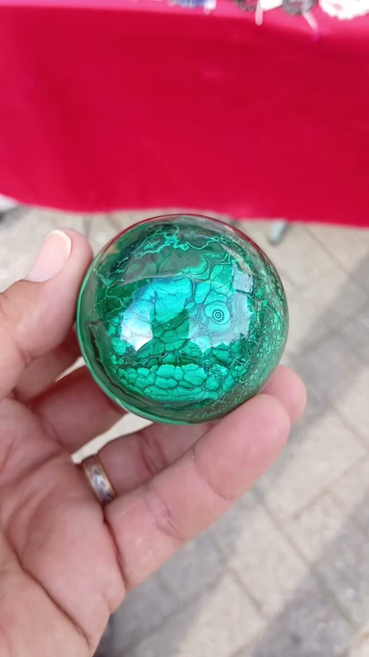 Video post from lemondemagiquedescristaux.