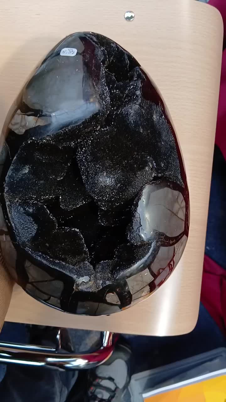 Video post from lemondemagiquedescristaux.