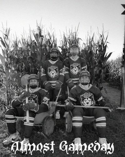 Carousel post from uw_icehockey.