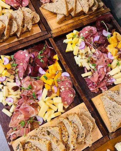 Carousel post from miditreizepontarlier.