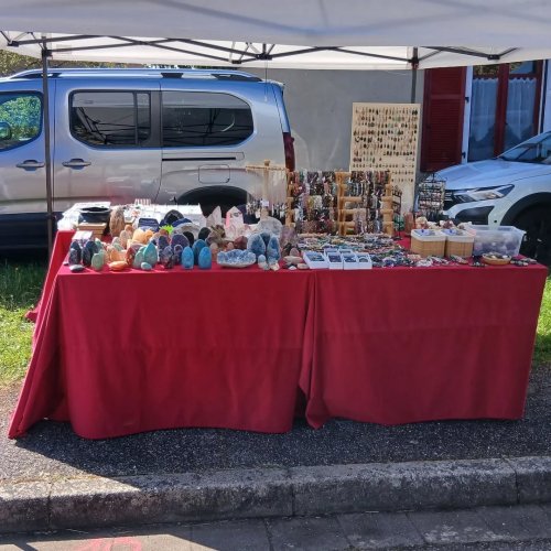 Carousel post from lemondemagiquedescristaux.