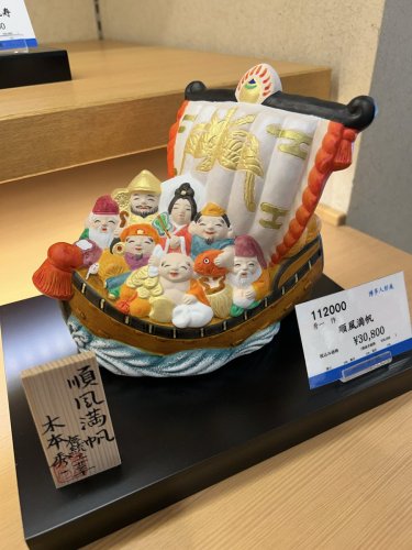 Carousel post from @ystk_official.