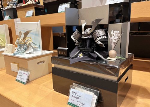 Carousel post from @ystk_official.