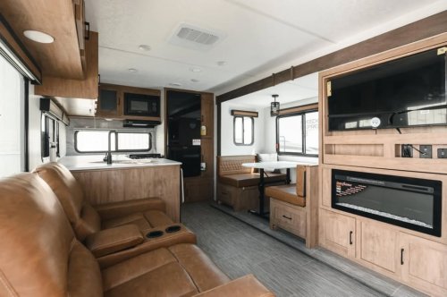 Carousel post from Western RV Country.