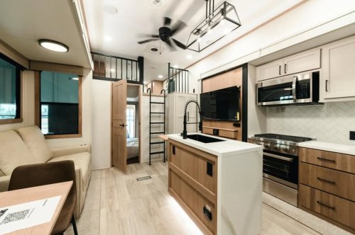 Carousel post from Western RV Country.