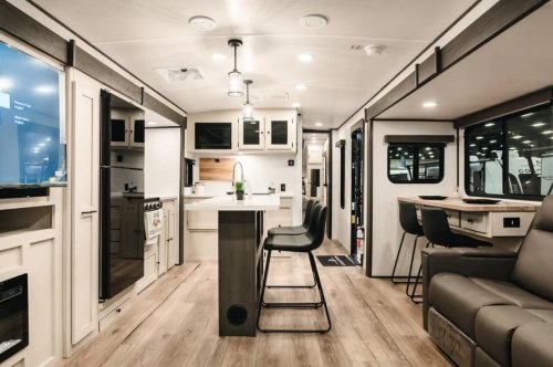 Carousel post from Western RV Country.