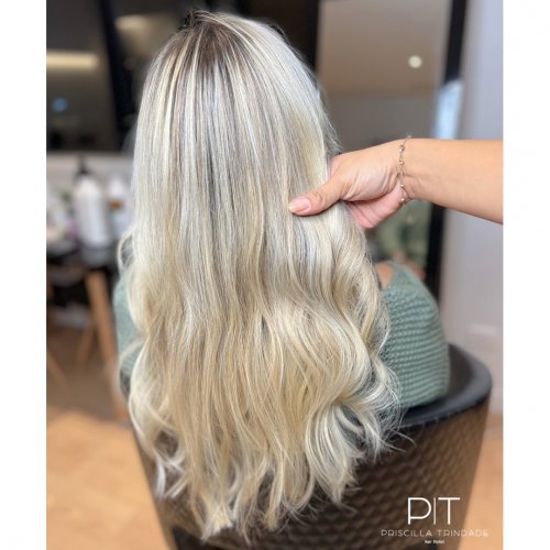 Carousel post from trindadehairstylist.