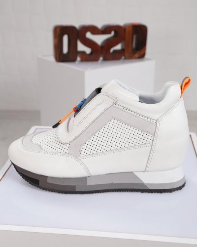 Carousel post from ossoshoes.