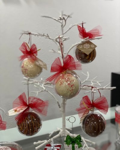 Carousel post from marquettescakestudio.