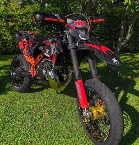 Carousel post from dirtbikecustomcollabo.