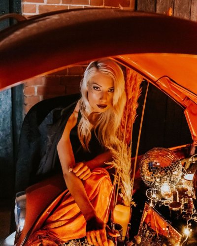 Carousel post from prettyandpunkweddings.