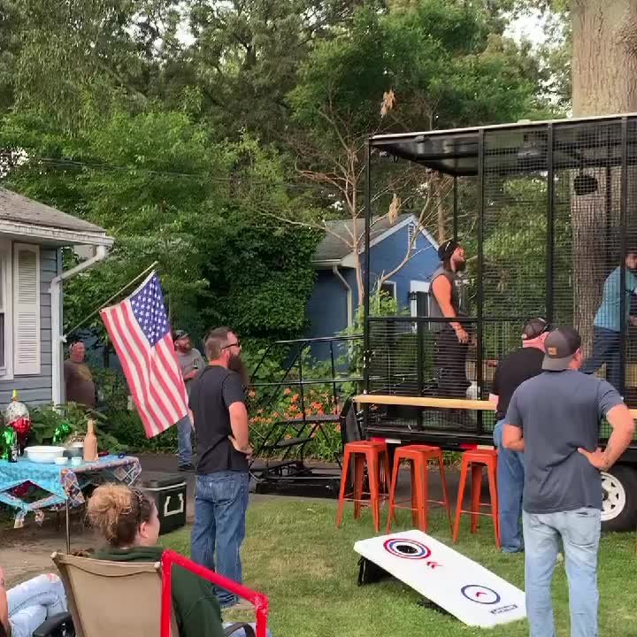 Carousel post from downthehatchet.