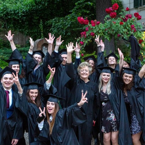 Carousel post from aurrome.