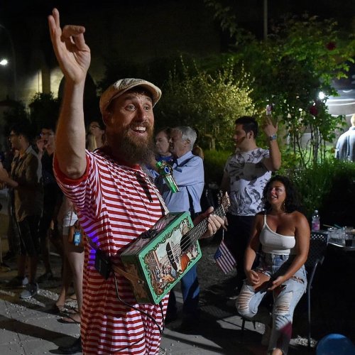 Carousel post from aurrome.