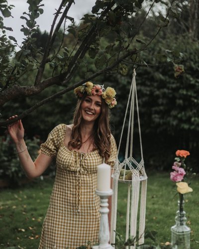 Carousel post from prettyandpunkweddings.