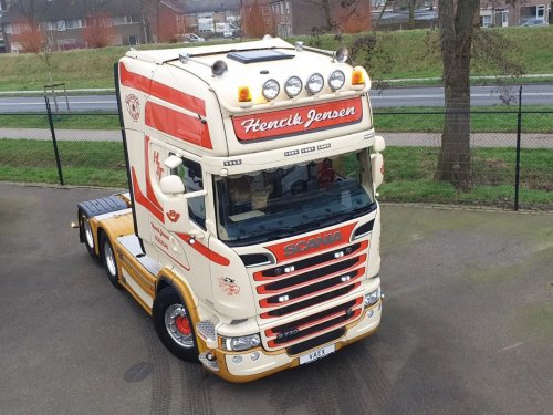 Carousel post from vaexthetrucktraders.