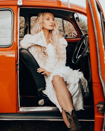 Carousel post from prettyandpunkweddings.