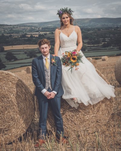 Carousel post from prettyandpunkweddings.