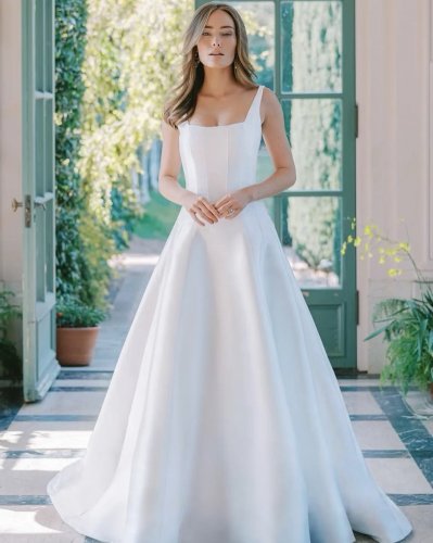 Carousel post from lelitebridal.