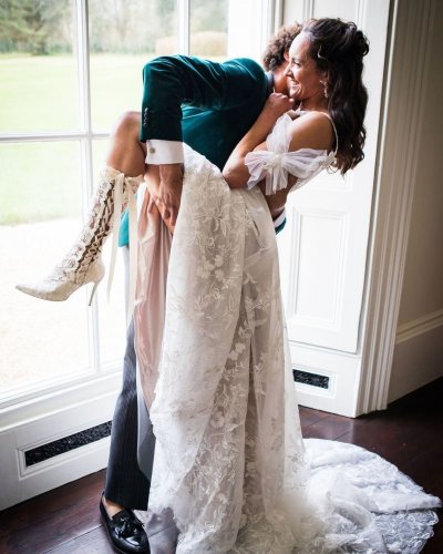 Carousel post from prettyandpunkweddings.