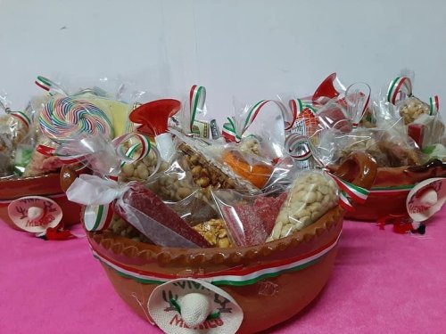 Carousel post from la_gifteria.