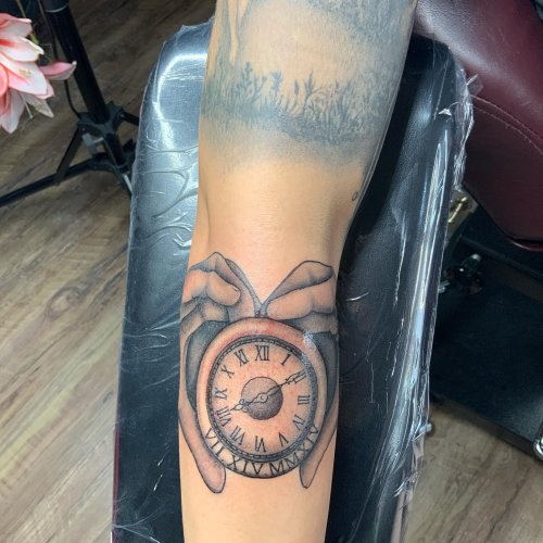 heart clock tattoo design heartclocktattoodesign  Rose tattoos for  women Clock and rose tattoo Shoulder tattoos for women