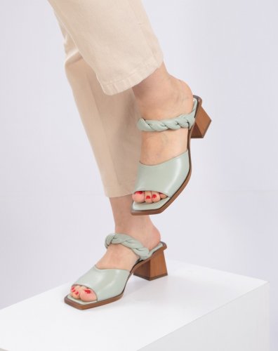 Carousel post from ossoshoes.