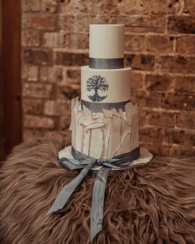 Carousel post from prettyandpunkweddings.