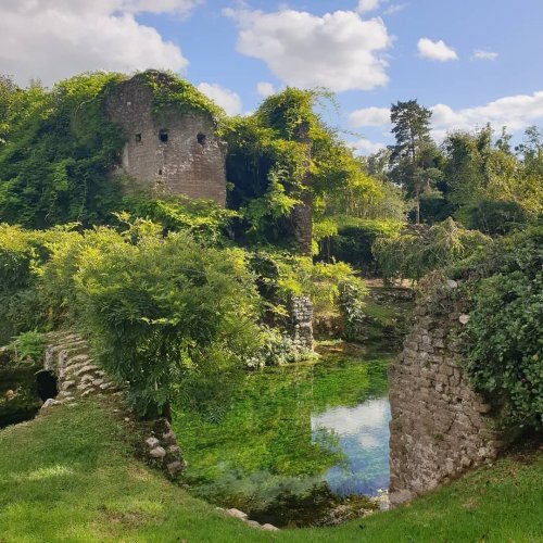 Carousel post from aurrome.