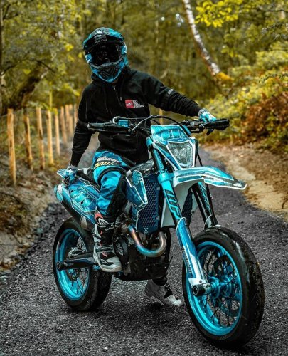 Carousel post from dirtbikecustomcollabo.