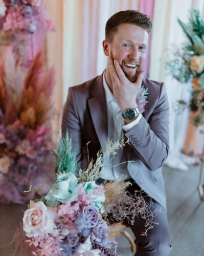 Carousel post from prettyandpunkweddings.