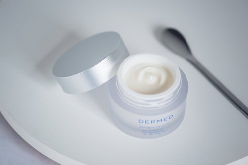 Carousel post from @dermed_jp.