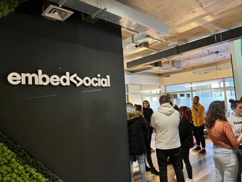 Carousel post from @embedsocial_jp.