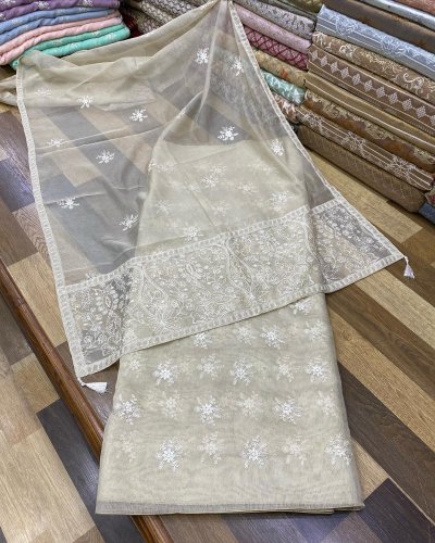 Carousel post from akbar_fabrics_.