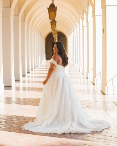 Carousel post from thecurvybridenj.