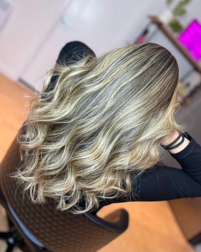 Carousel post from trindadehairstylist.