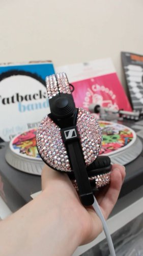 Video post from customcans_headphones.