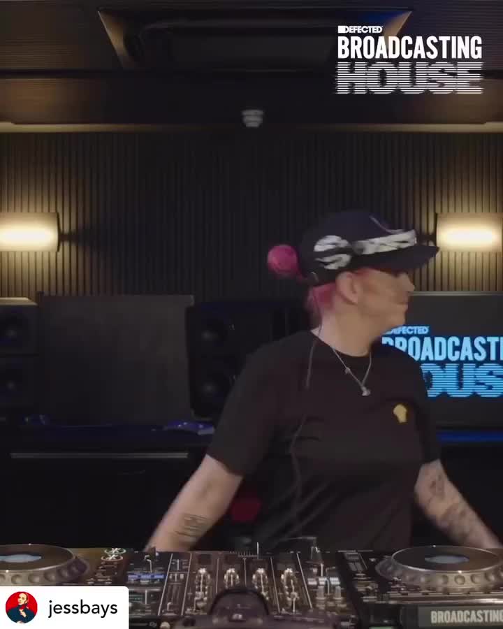 Video post from customcans_headphones.