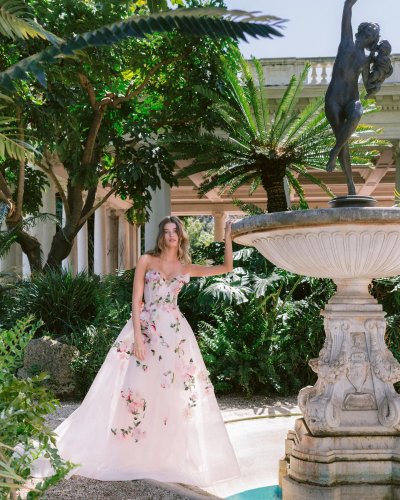Carousel post from lelitebridal.